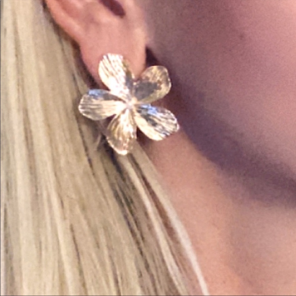 Last pair! Price firm!🆕 Floral gold statement Pearl stud earrings - Picture 4 of 5